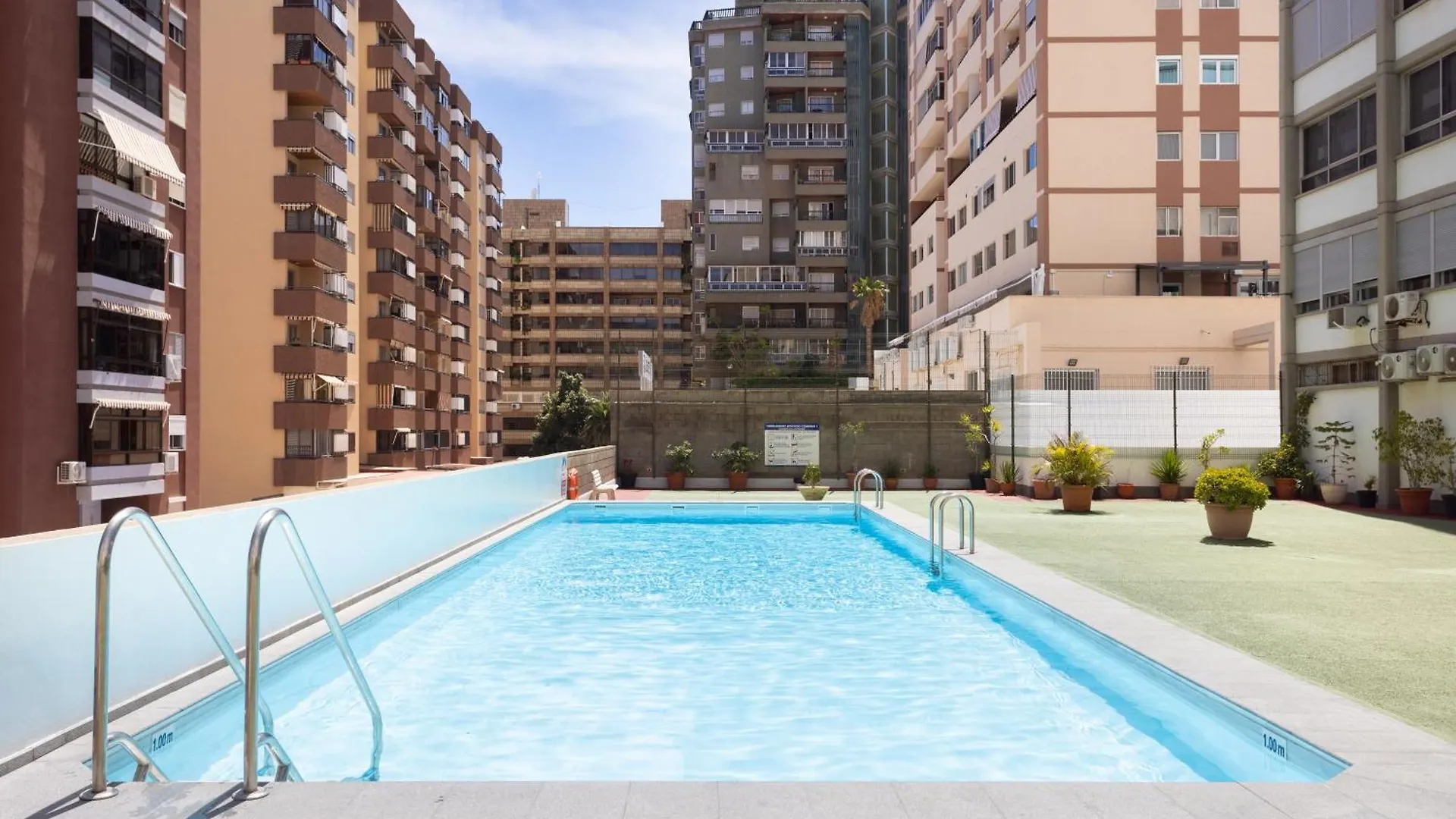 Home2Book Bright Apt & Communal Pool Santa Cruz location
